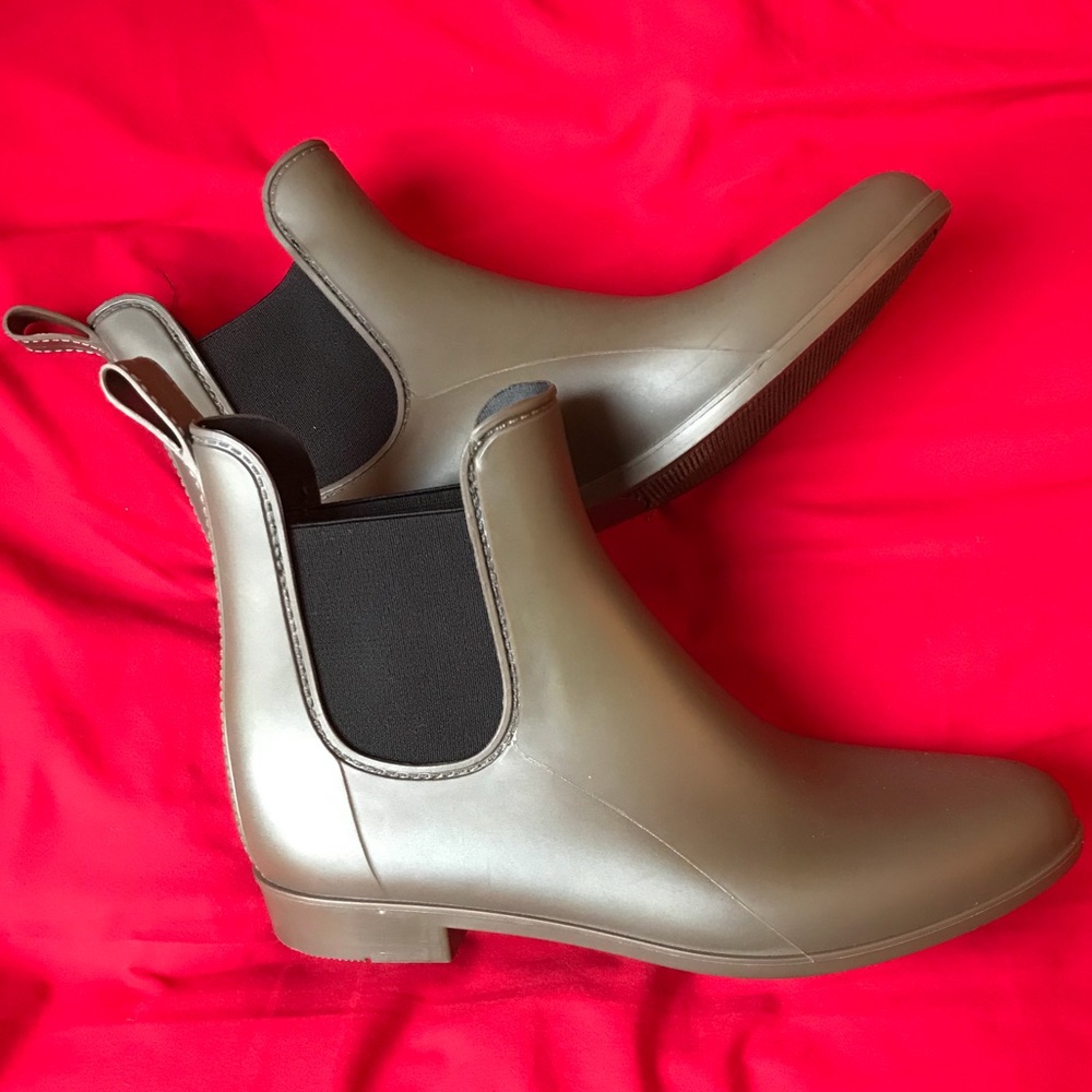Like new, army green rainbooties!